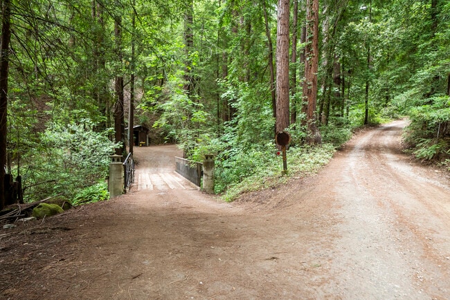 Building Photo - 975 Logan Creek Rd