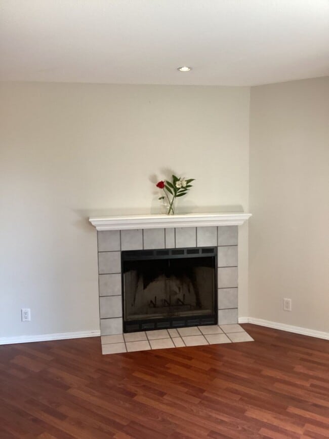 Building Photo - Charming Edmonds Condo with Two Garages and Modern Comforts