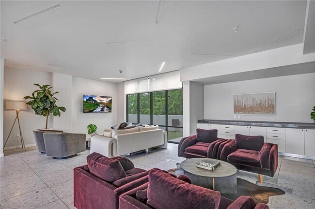 Building Photo - 800 Embassy Dr
