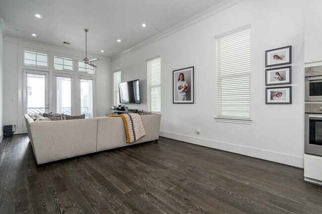 Building Photo - 2312 Hutchins St