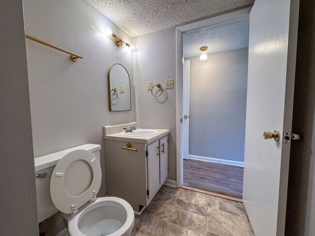 Building Photo - 2 Bedroom Townhouse for Rent