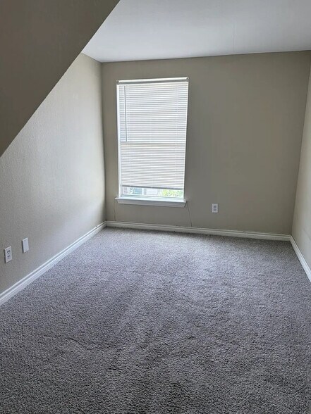 Building Photo - Room in Townhome on Oceanside Dr