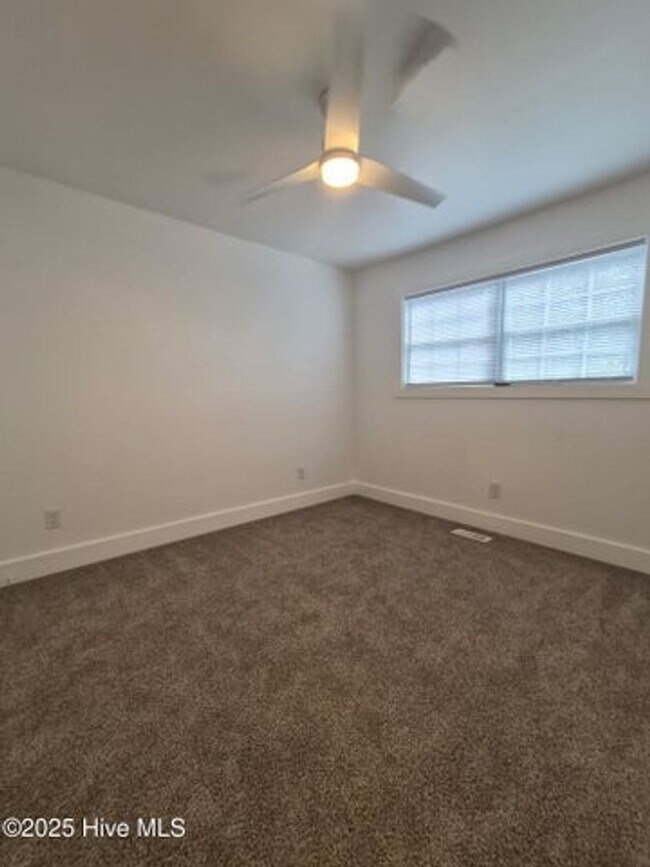 Building Photo - 411 Myrtlewood Cir