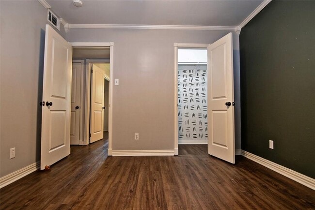 Building Photo - 2410 Valley Dr