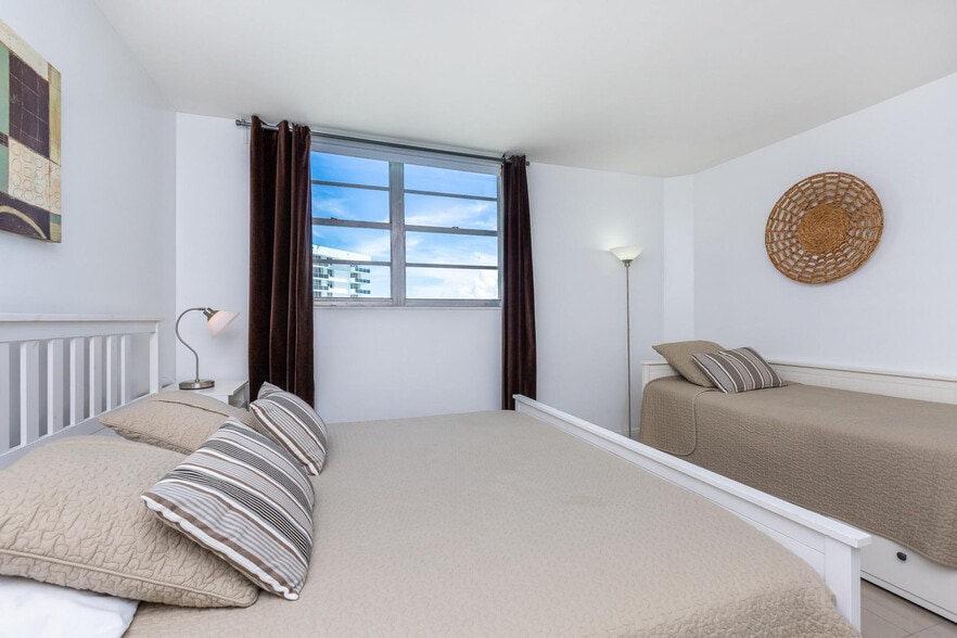 Building Photo - 3901 S Ocean Dr