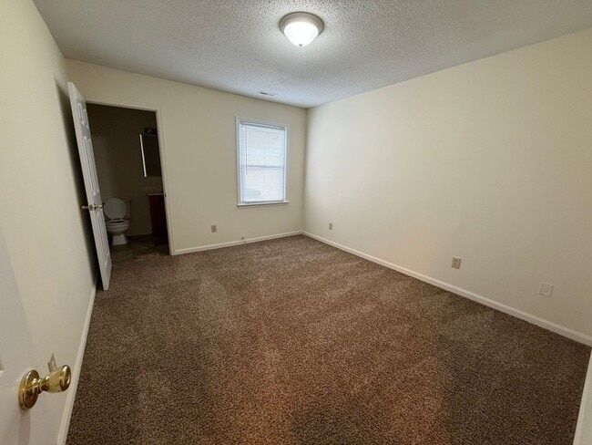 Building Photo - Nice 2 bedroom, 2 bath Duplex