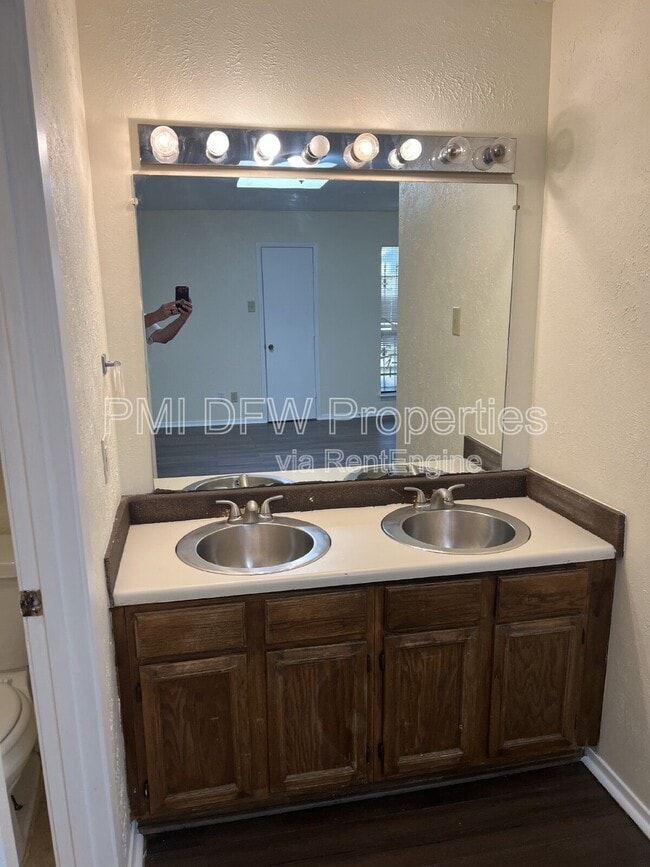 Building Photo - 1510 Cherrycrest Ln