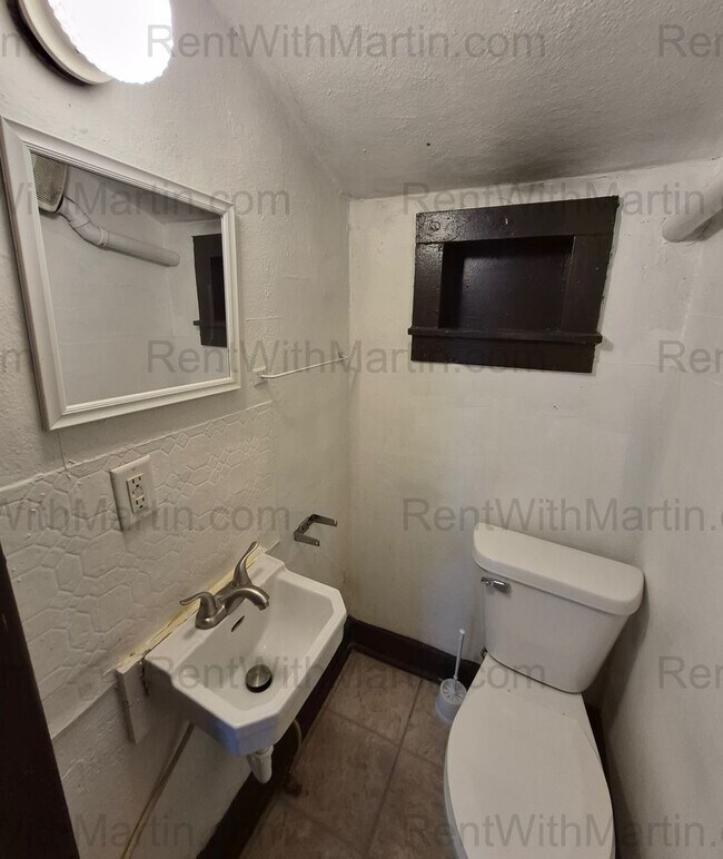 Building Photo - 1128 Mulberry St