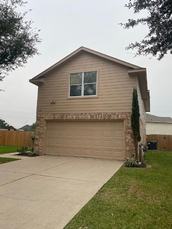 Building Photo - Spacious 4Bed, 2.5 Bath plus Bonus Room, 2-story home in the desirable Remington Grove community!