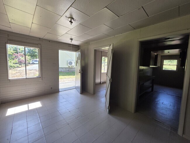 Building Photo - 3950 Shoestring Rd