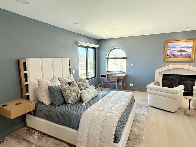 Building Photo - Experience Luxury at Windansea Beach: with...