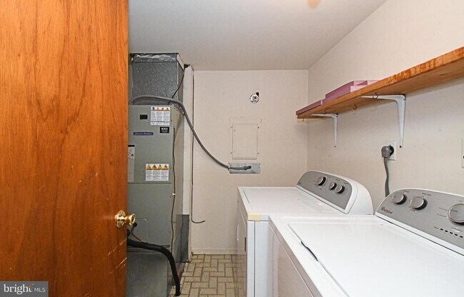 Building Photo - 592 Wrensong Rd