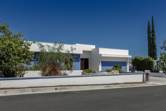 Building Photo - 4 Br 5 Ba with STUNNING VIEWS and Jacuzzi
