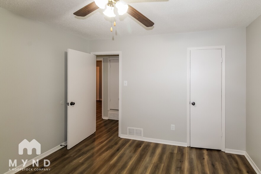 Building Photo - 6340 Greenbriar Dr