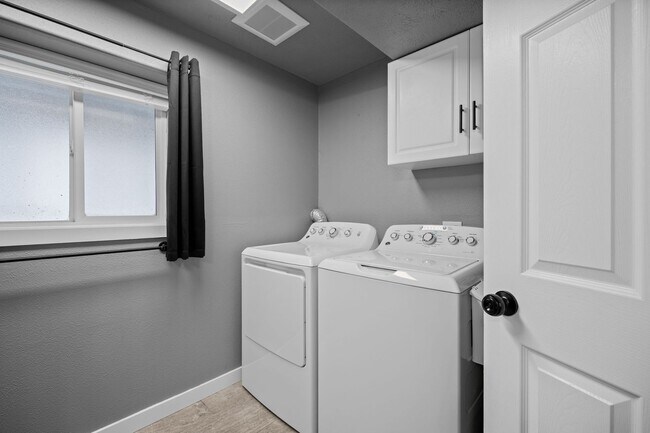 Building Photo - Gorgeous Liberty Lake 5 Bedroom Home!