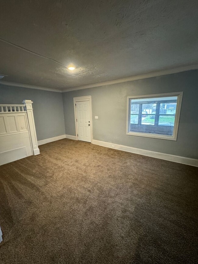 Building Photo - 5 Bed / 1.5 Bath Sunroom & Spacious Layout