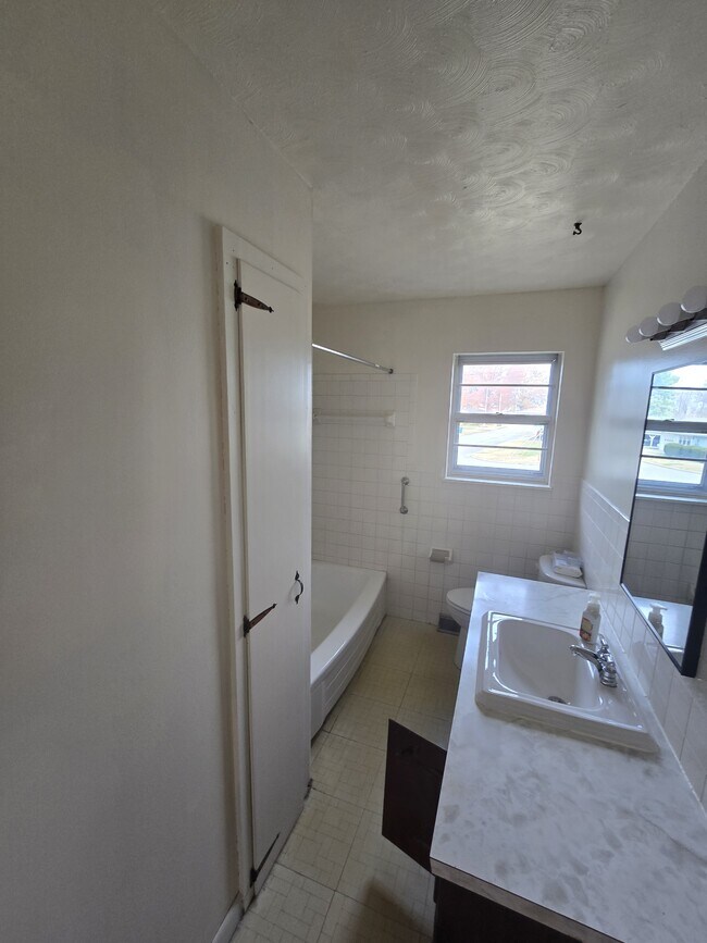 Building Photo - 1320 E Livingston St