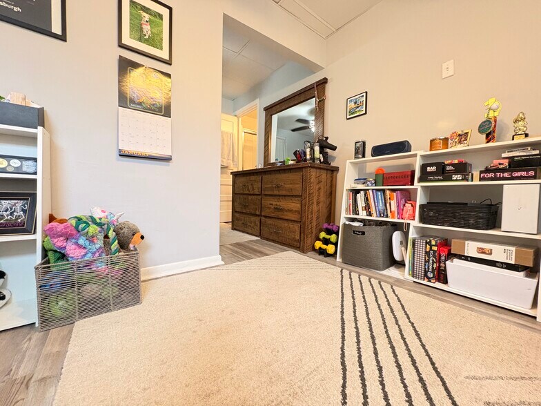 Building Photo - 5807 Hobart St