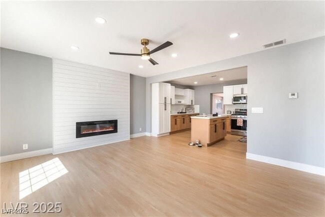 Building Photo - 915 Melrose Dr