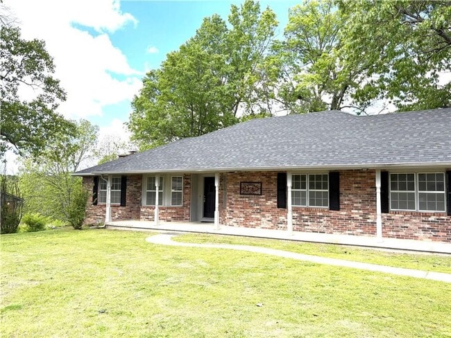 Building Photo - Spacious 4 bedroom, 2.5  bath house near B...