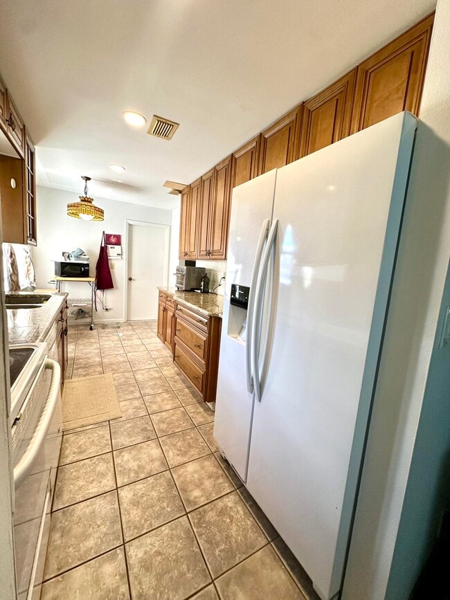 Building Photo - 6101 Rainbow Cir
