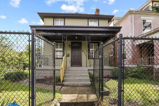 Building Photo - 852 Oakwood Ave