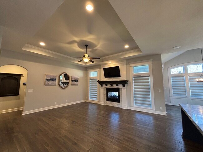 Building Photo - Modern 4BR 3.5 BA w/ Covered Lanai + Community Pool + Dedicated Office in Olathe