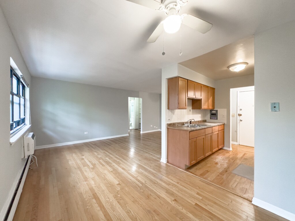 Building Photo - 515 W Briar Pl