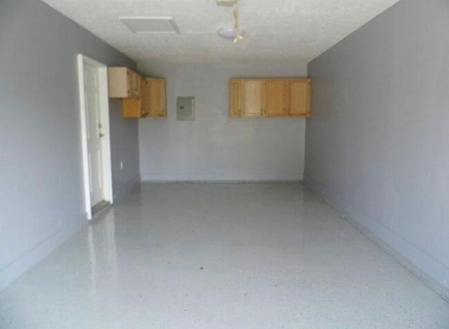 Building Photo - Single-Family Home