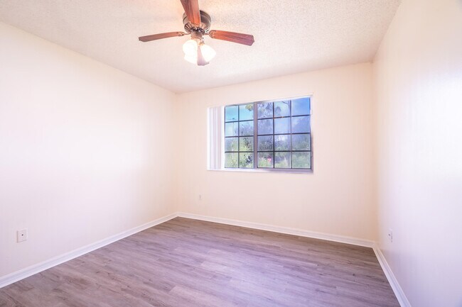 Building Photo - 1300 Crestwood Ct S
