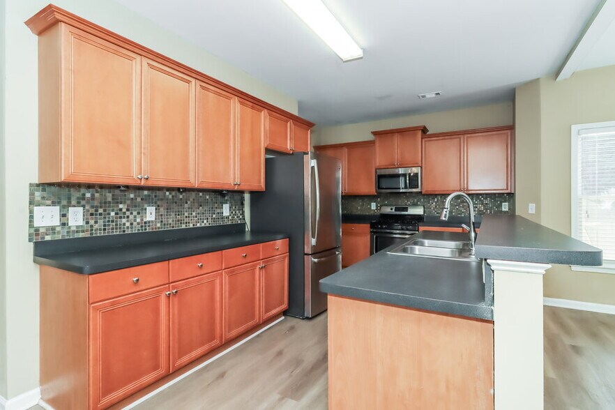 Building Photo - 3046 Woodbridge Ln