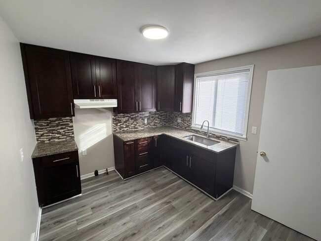 Building Photo - 3 Bedroom Renovated Ranch