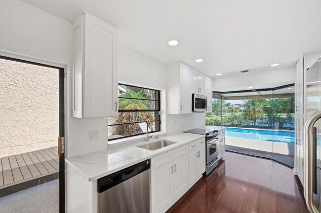 Building Photo - 6488 Pond Apple Rd