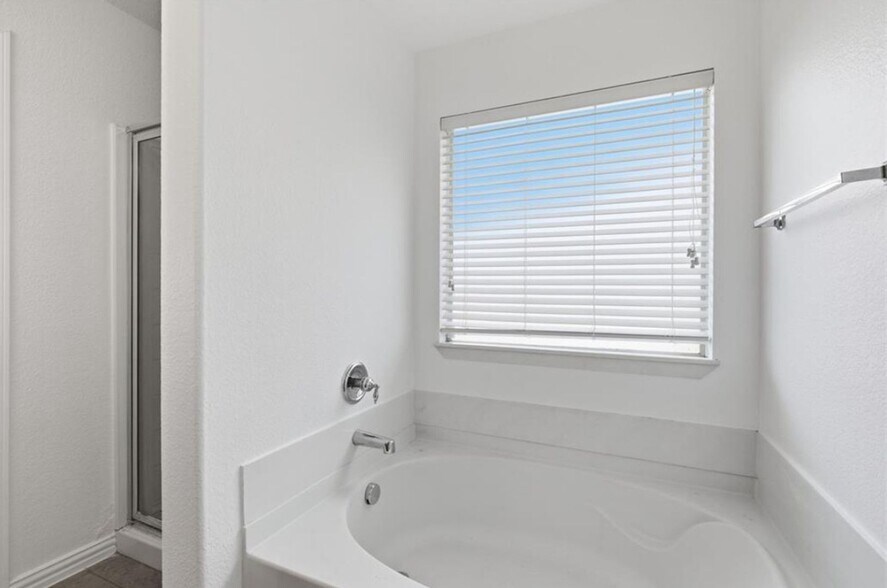 Building Photo - 1613 Grassy View Dr