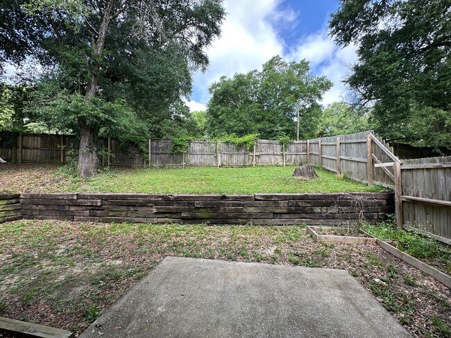 Building Photo - 5 Bedroom, 3 Bath Home Priced to Rent!