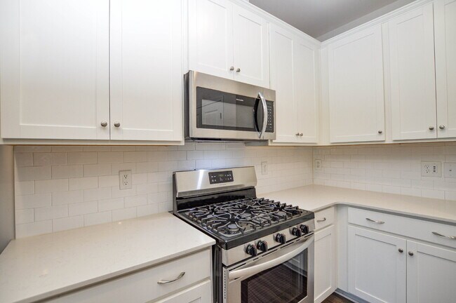 Building Photo - Easy Tega Cay Living in a Thoughtfully Updated Townhome