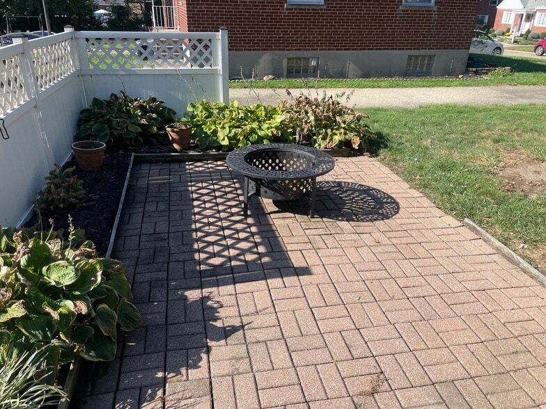 Patio - fire pit - 2641 Vanderen Dr