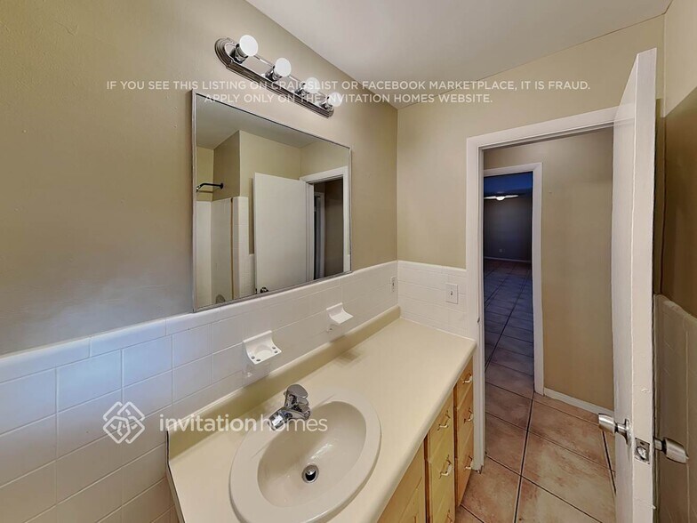 Building Photo - 1307 N 46th Ave