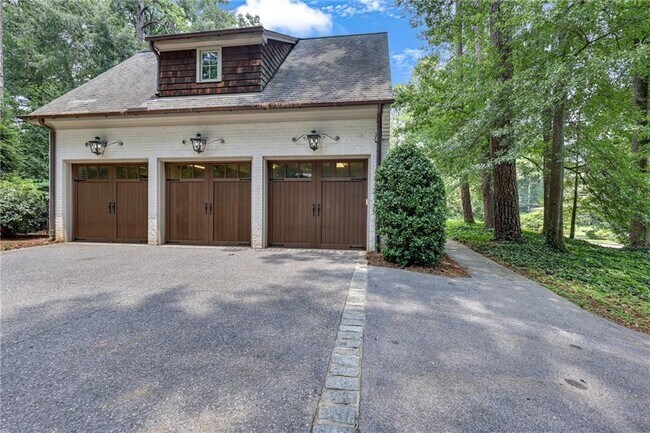 Building Photo - 425 Broadland Rd NW