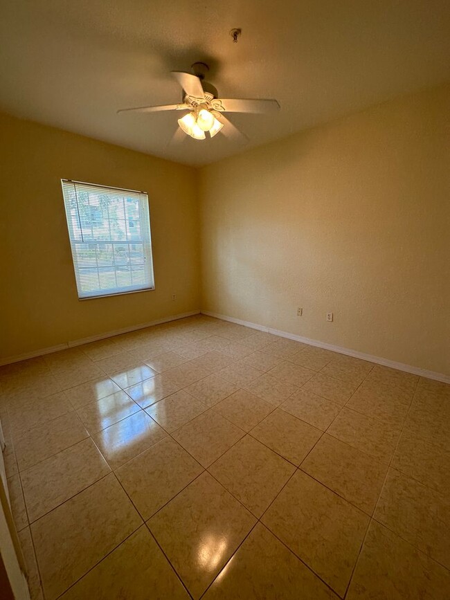 Building Photo - Beautiful 2/2 Condo in North Bonita - Acro...