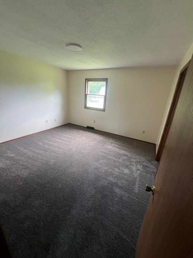 Building Photo - Southeast Erie 3 Bed with 2 Car Garage