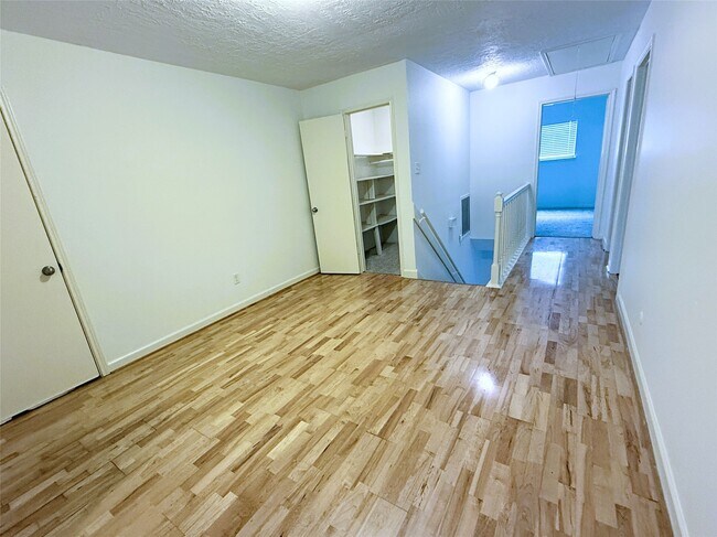 Building Photo - 6902 Sandy Knolls Dr