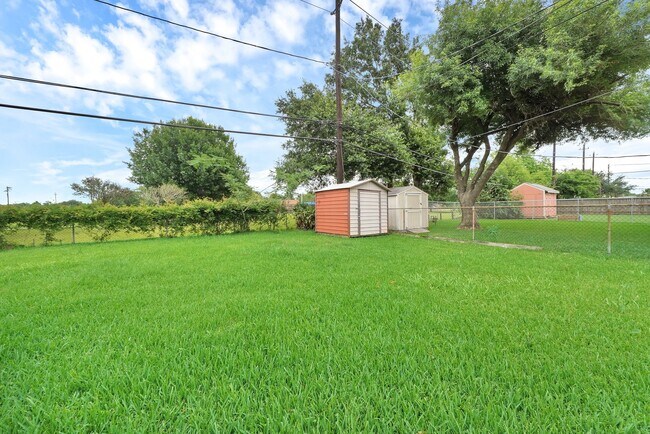 Building Photo - 9953 Mango St