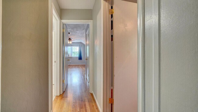 Building Photo - Fabulous 4-Bedroom Great Neck Home Ready 0...