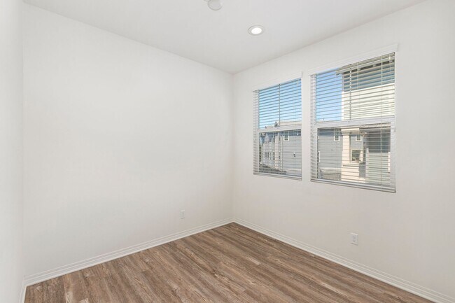 Building Photo - Available now! Beautiful 2 bedroom 2.5 bat...