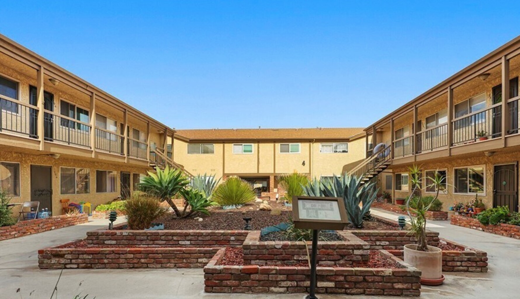 Coutyard - 4633 Marine Ave