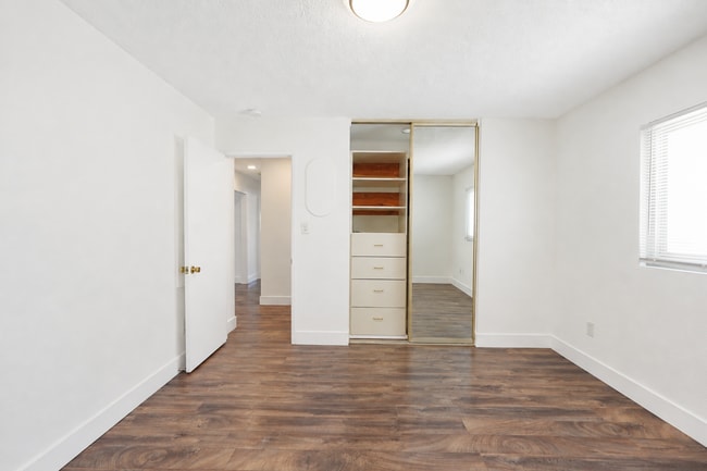 Building Photo - 8840 San Vicente Ave