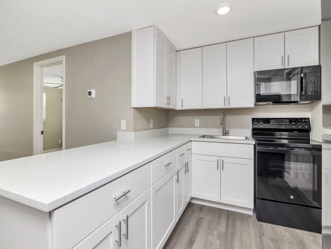 Building Photo - Great Location - 1 Bedroom 1 Bath Duplex w/ Backyard
