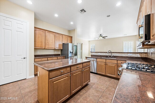 Building Photo - 2407 E Iris Dr