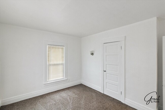 Building Photo - $1495 - 4 Bedroom/2 Bath Home in Islandview